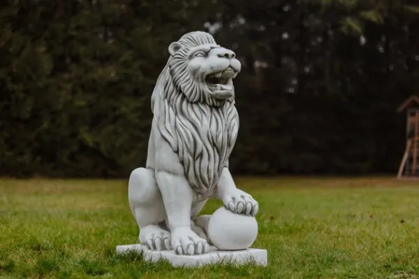 Gartendekoparadies Animaux-Statue de lion à gauche avec ballon