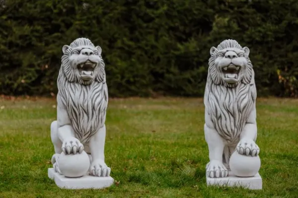 Gartendekoparadies Animaux-Statue de lion à gauche avec ballon