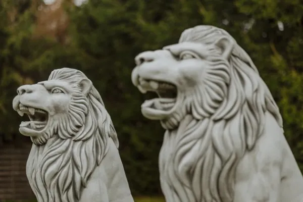 Gartendekoparadies Animaux-Statue de lion à gauche avec ballon