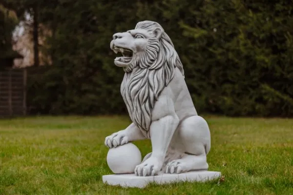 Gartendekoparadies Animaux-Statue de lion avec boule à droite