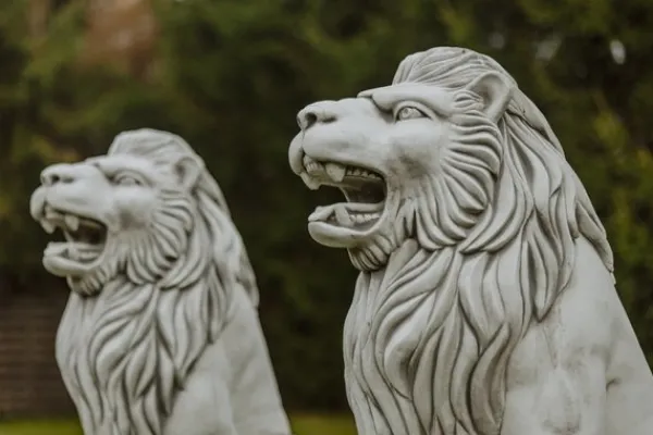Gartendekoparadies Animaux-Statue de lion avec boule à droite