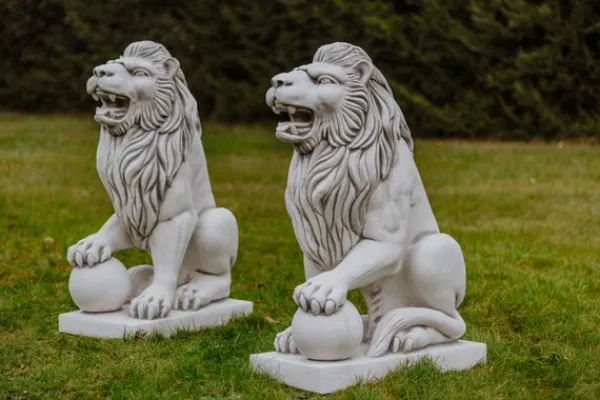 Gartendekoparadies Animaux-Statue de lion avec boule à droite
