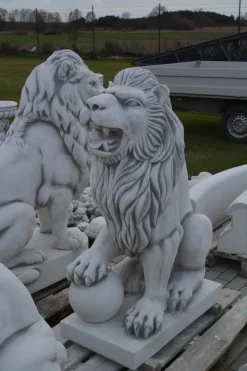 Gartendekoparadies Animaux-Statue de lion avec boule à droite