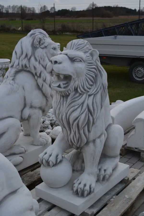 Gartendekoparadies Animaux-Statue de lion avec boule à droite