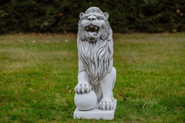 Gartendekoparadies Animaux-Statue de lion avec boule à droite