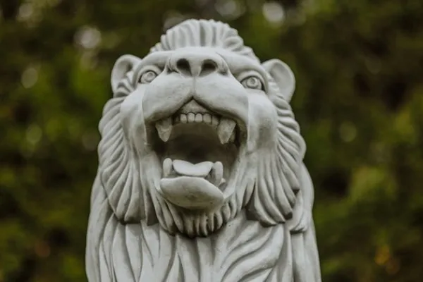 Gartendekoparadies Animaux-Statue de lion avec boule à droite