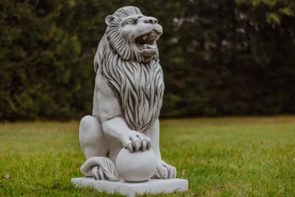 Gartendekoparadies Animaux-Statue de lion avec boule à droite