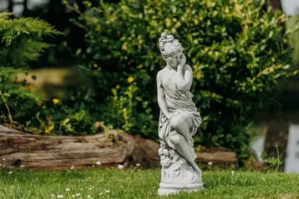 Gartendekoparadies Figures & Statues-Statue d'une femme avec une robe richement drapée