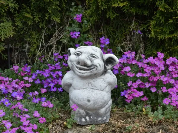 Gartendekoparadies Trolls-Troll avec un somptueux bouquet de fleurs