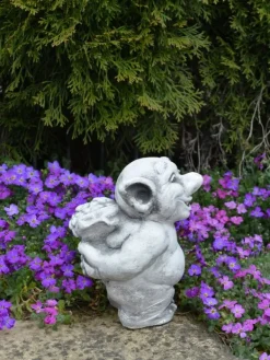 Gartendekoparadies Trolls-Troll avec un somptueux bouquet de fleurs