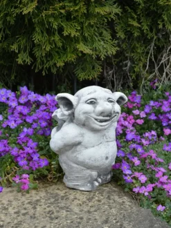 Gartendekoparadies Trolls-Troll avec un somptueux bouquet de fleurs