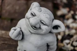 Gartendekoparadies Trolls-Troll montre le majeur