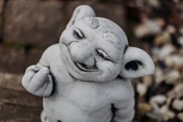 Gartendekoparadies Trolls-Troll montre le majeur