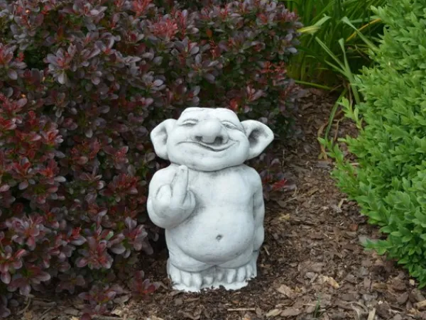 Gartendekoparadies Trolls-Troll montre le majeur
