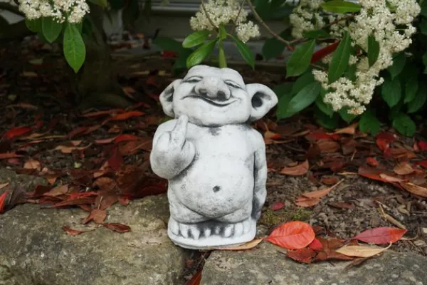 Gartendekoparadies Trolls-Troll montre le majeur