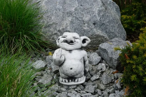 Gartendekoparadies Trolls-Troll montre le majeur