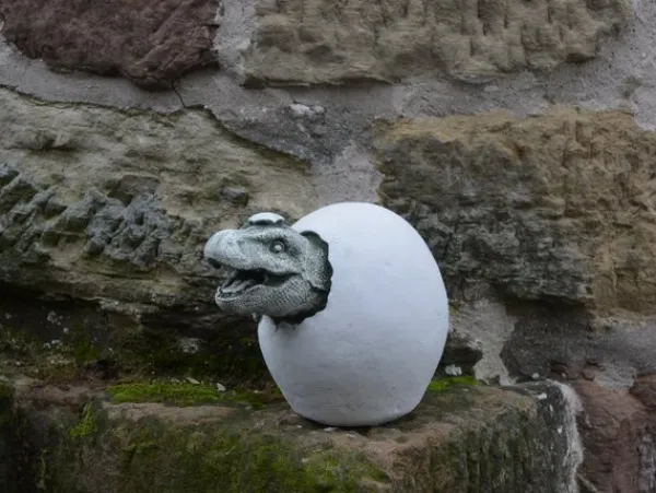 Gartendekoparadies Animaux-Un petit dinosaure sort de l'œuf